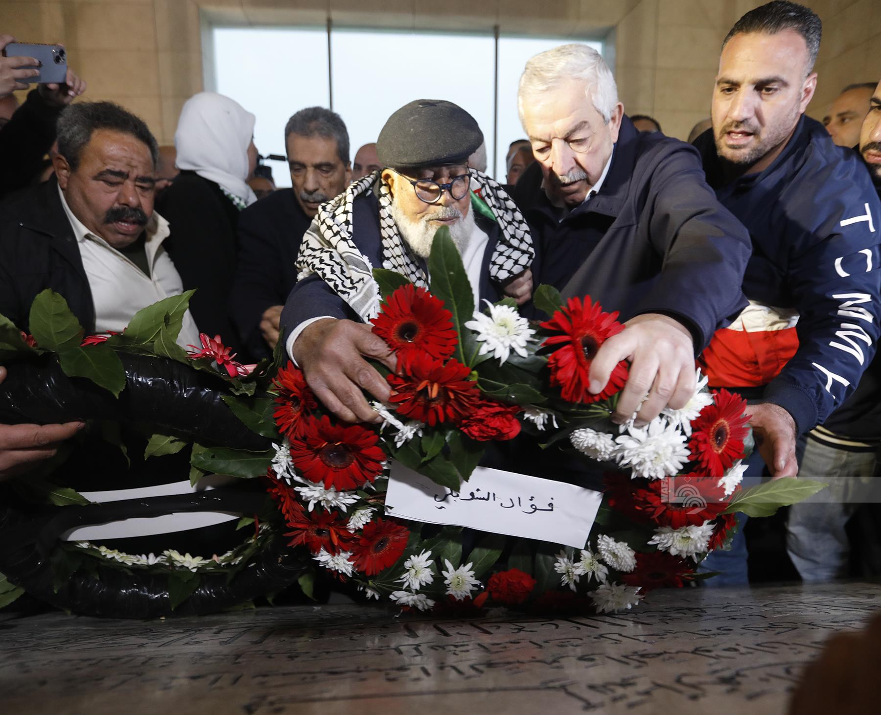  شيخ الأسرى فؤاد الشوبكي يضع إكليلا من الزهور على ضريح الشهيد ياسر عرفات (تصوير: حذيفة سرور/ وفا)